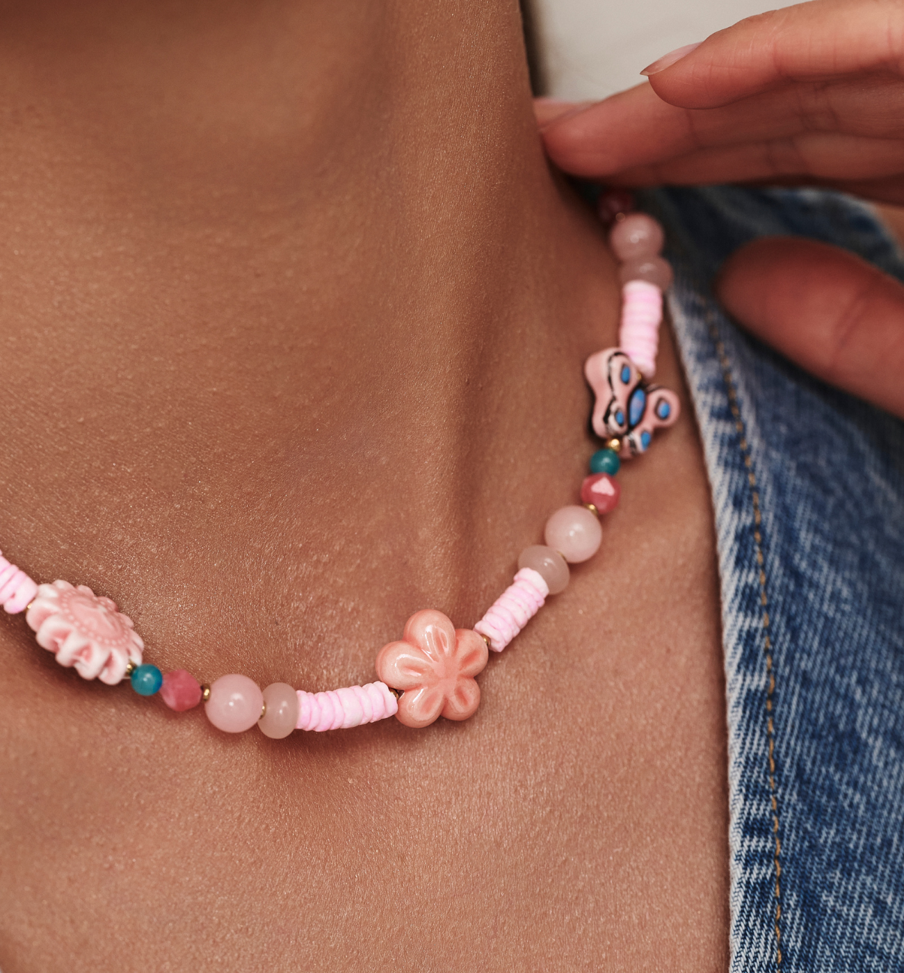 Naszyjnik różowy z motylkiem i kwiatkiem NSH0111 - By Dziubeka