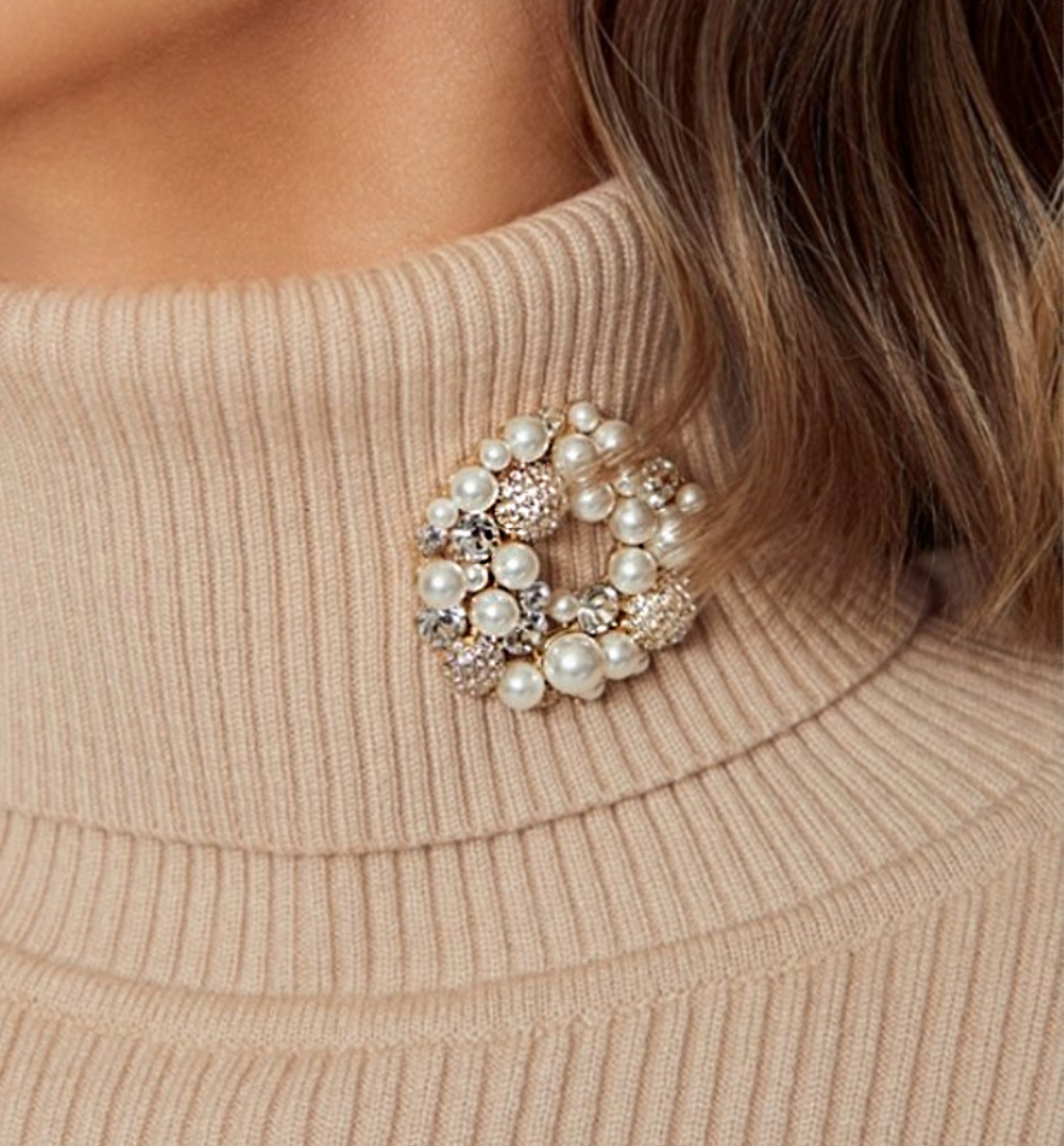 Broszka kremowa z perłami Lovely BRPE0013 - By Dziubeka