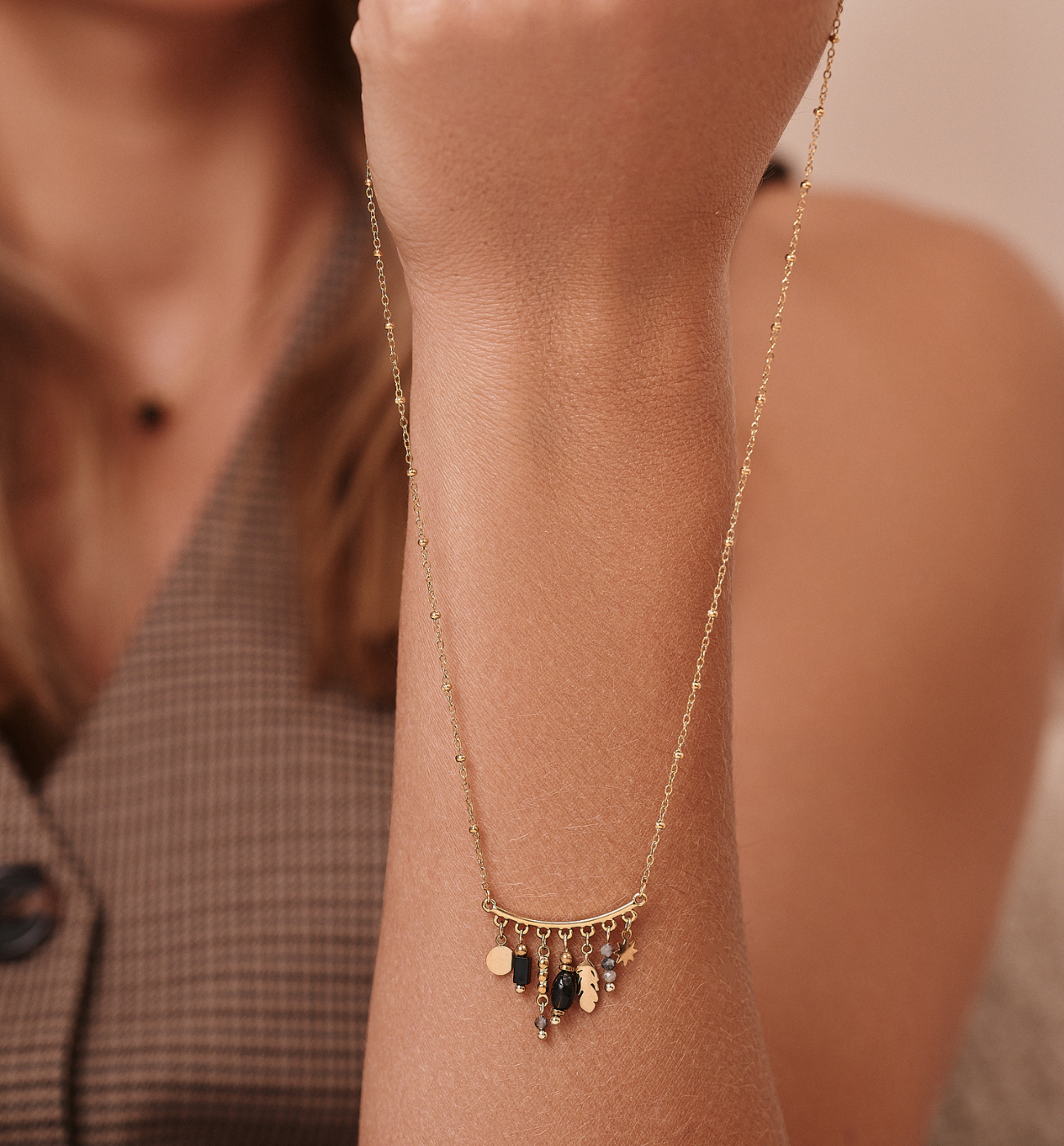 Naszyjnik z czarnymi agatami i zawieszkami złoty NEA0034 - By Dziubeka