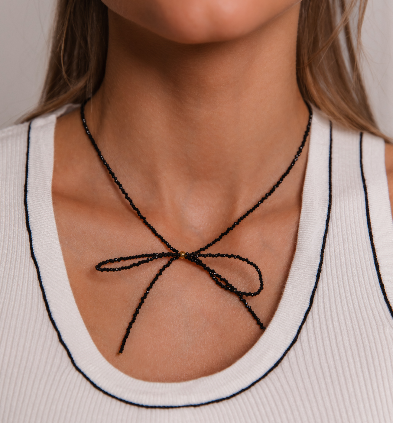 Naszyjnik z kokardką i czarnymi turmalinami NSY0442