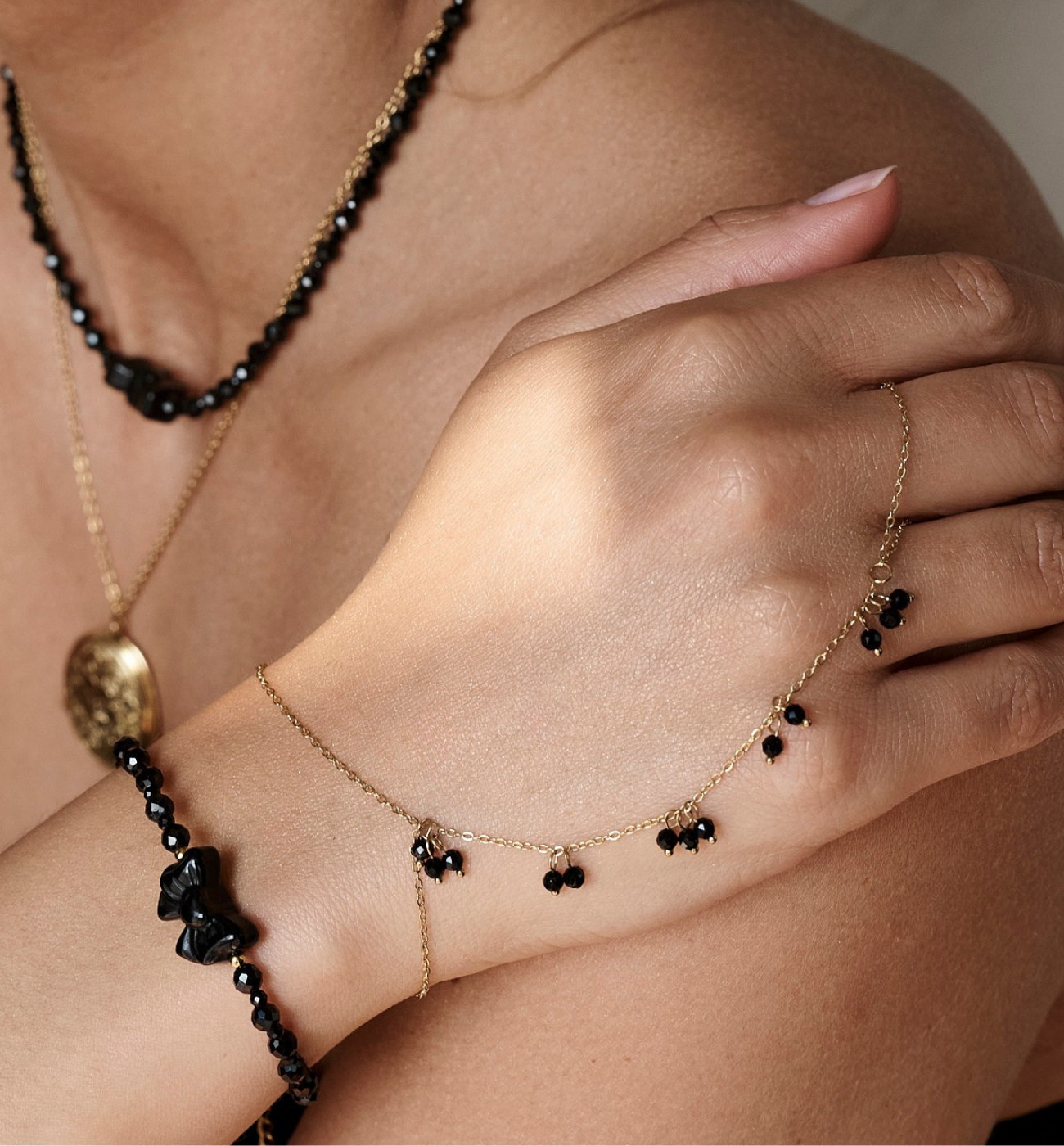 Zestaw bransoletek z czarnymi kamieniami i złotymi akcentami ZN0042 - By Dziubeka