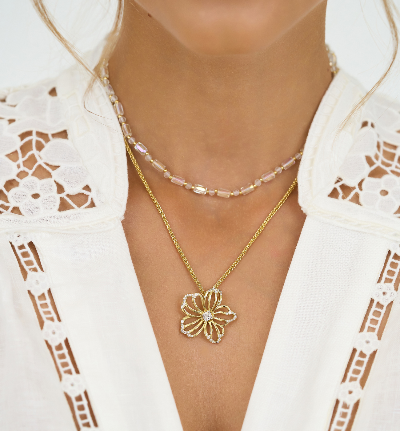 Naszyjnik złoty z kwiatkiem Sunlit Blossom - By Dziubeka
