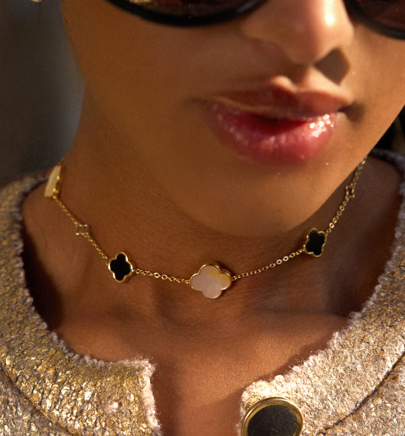 Naszyjnik z białymi i czarnymi koniczynkami NS0318