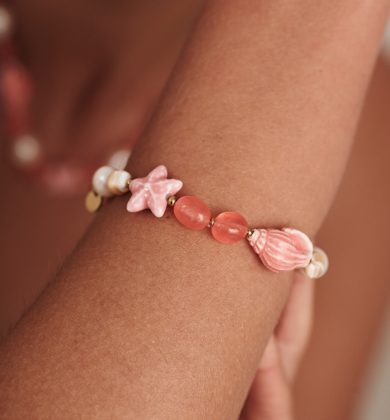 Bransoletka koralowa z muszlami BSH0198 - By Dziubeka
