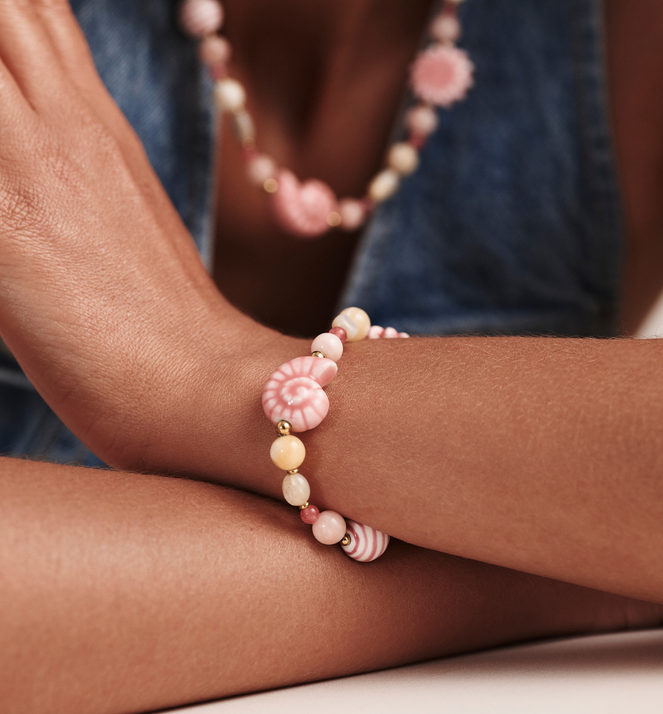 Bransoletka różowa z muszlami BSH0199