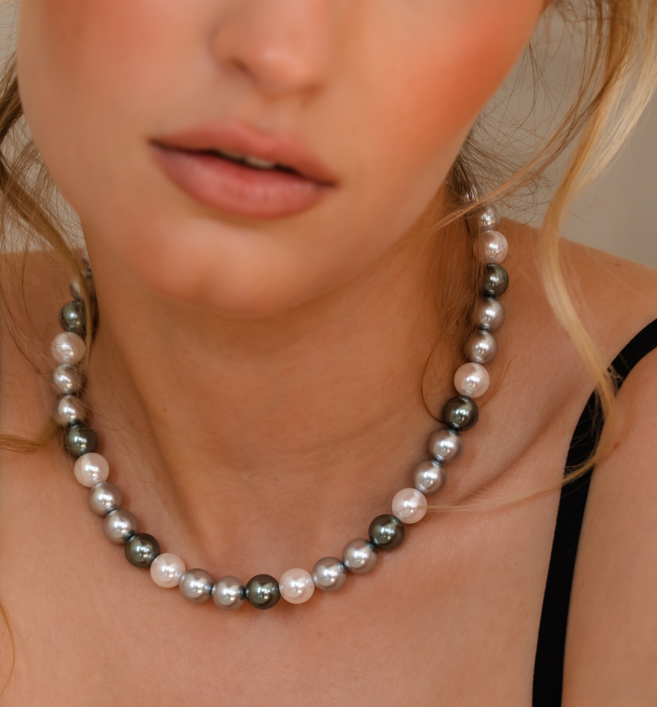 Naszyjnik z szarymi i srebrnymi perłami - By Dziubeka