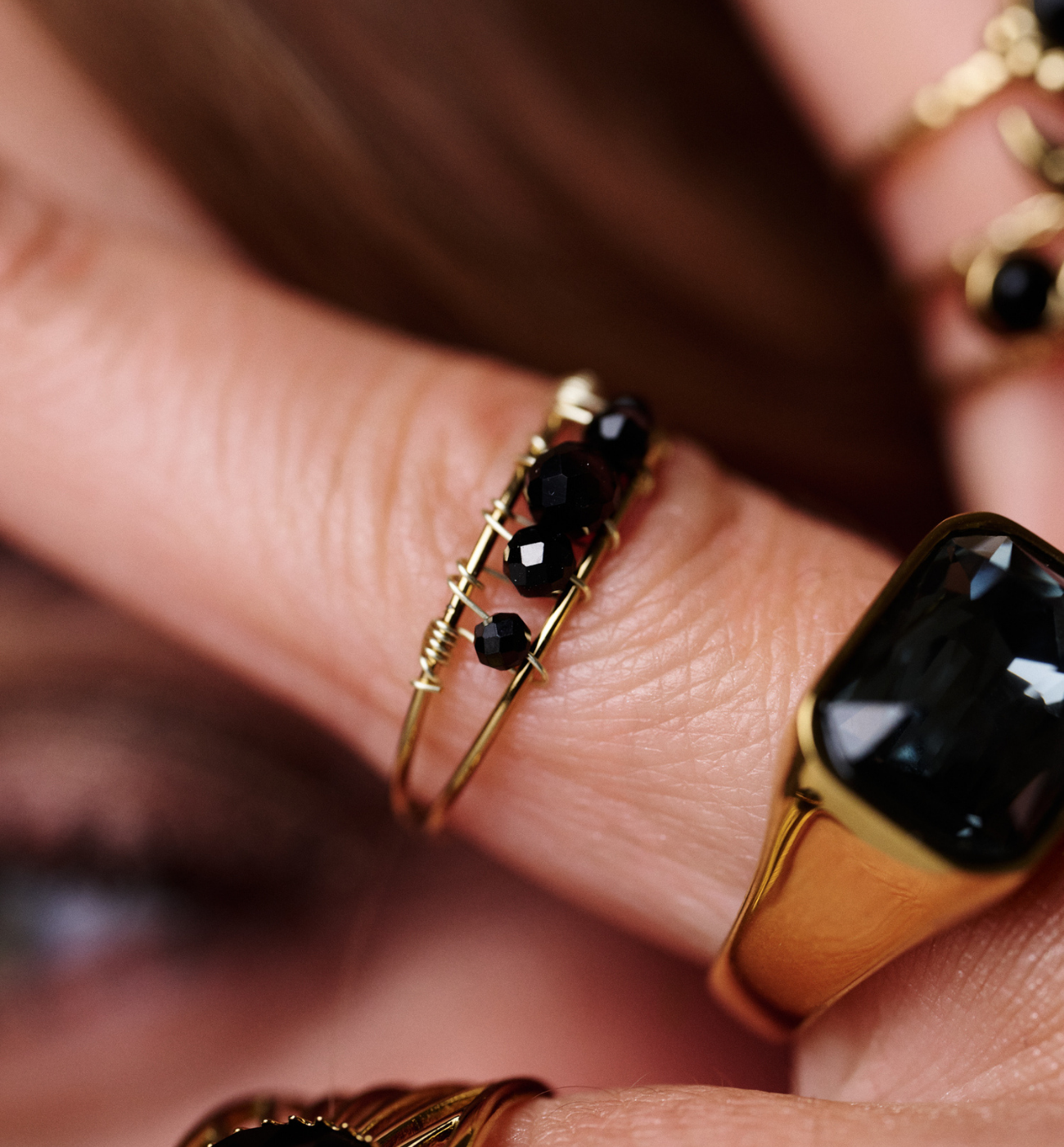 Pierścionek regulowany złoty z czarnymi agatami PEA0027 - By Dziubeka