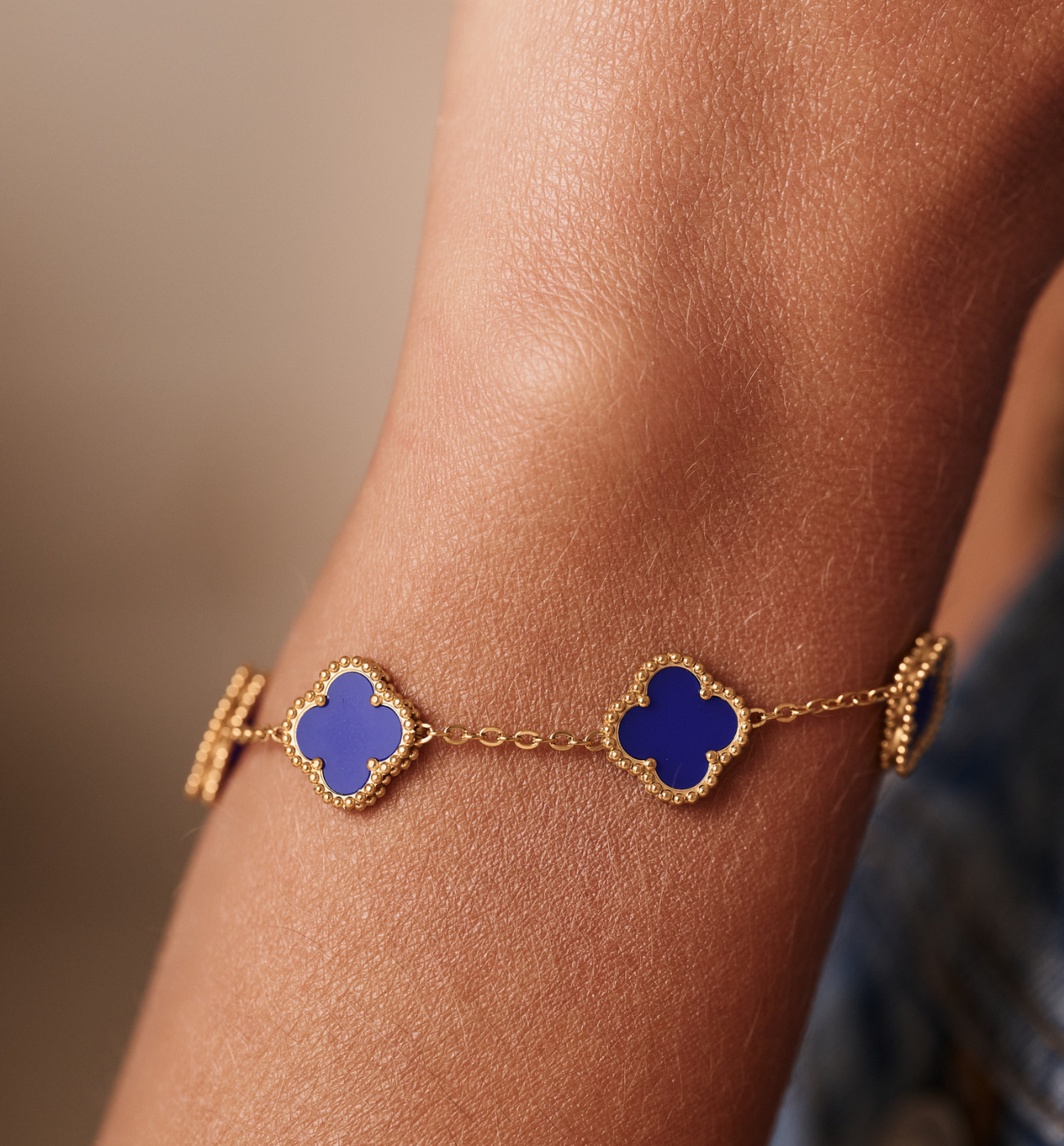 Bransoletka z niebieskimi czterolistnymi koniczynkami BSY0519 - By Dziubeka