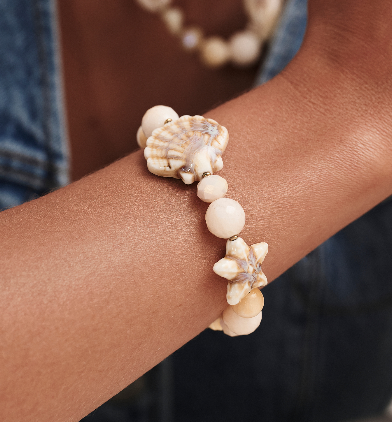 Bransoletka beżowa z muszlami BSH0202 - By Dziubeka