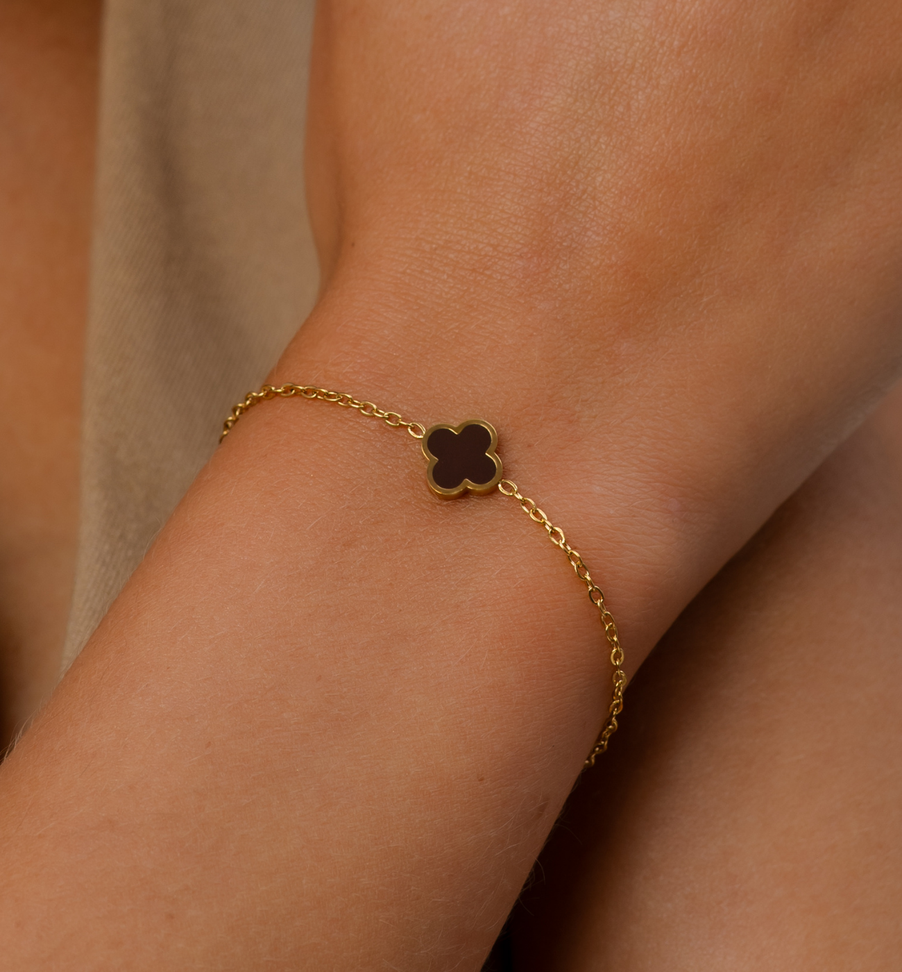 Bransoletka z koniczynką i czekoladową emalią BSA0815