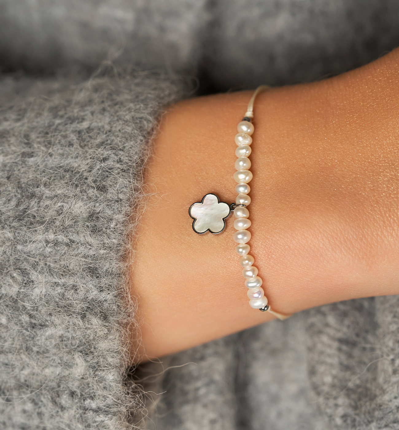 Bransoletka z perełkami i złotym kwiatuszkiem Feliz BMT0087