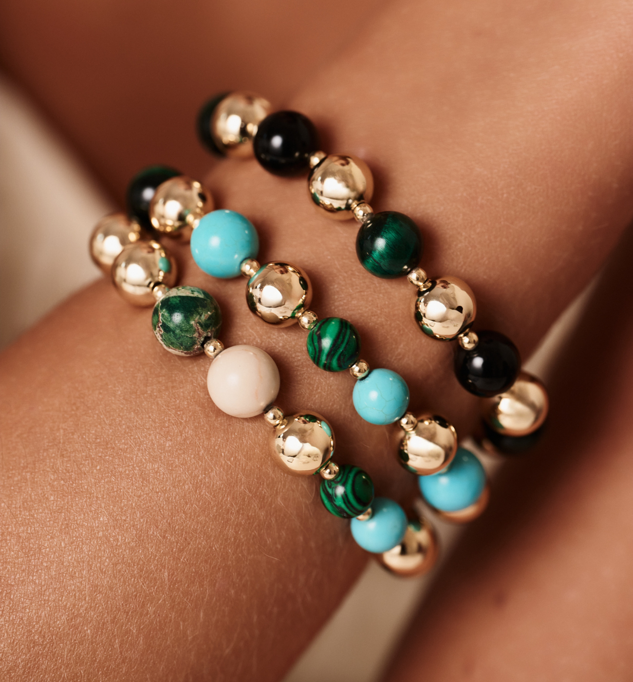 Zestaw trzech bransoletek w odcieniach zieleni, złota i turkusu - By Dziubeka