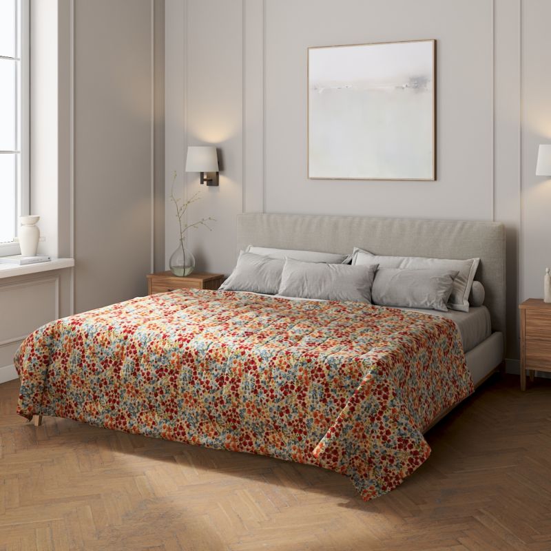 Narzuta pikowana w pasy Dekoria 260 x 210 cm kolorowe drobne kwiaty na beżowym tle 1 szt.