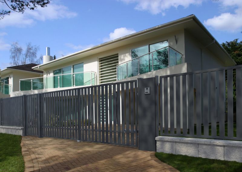 Słupek ogrodzeniowy wielofunkcyjny 10 x 33 x 155 cm RAL9005