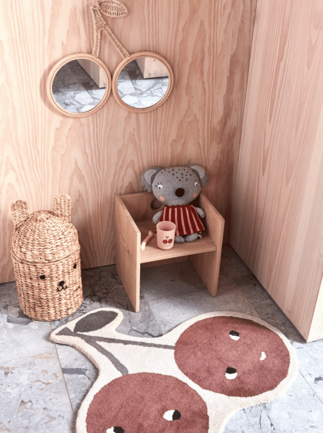 Lustro ścienne z rattanu wiśnia Cherry Rattan Wall Mirror OYOY