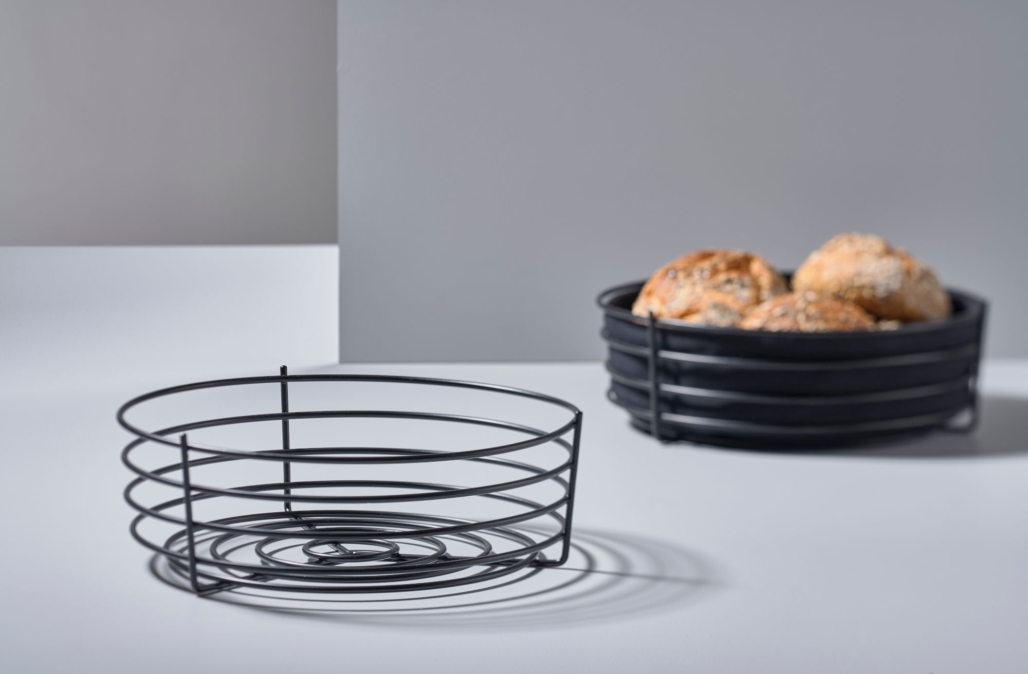 Zone Denmark Singles pojemnik na pieczywo 25,5x25,5x8 cm czarny 330470