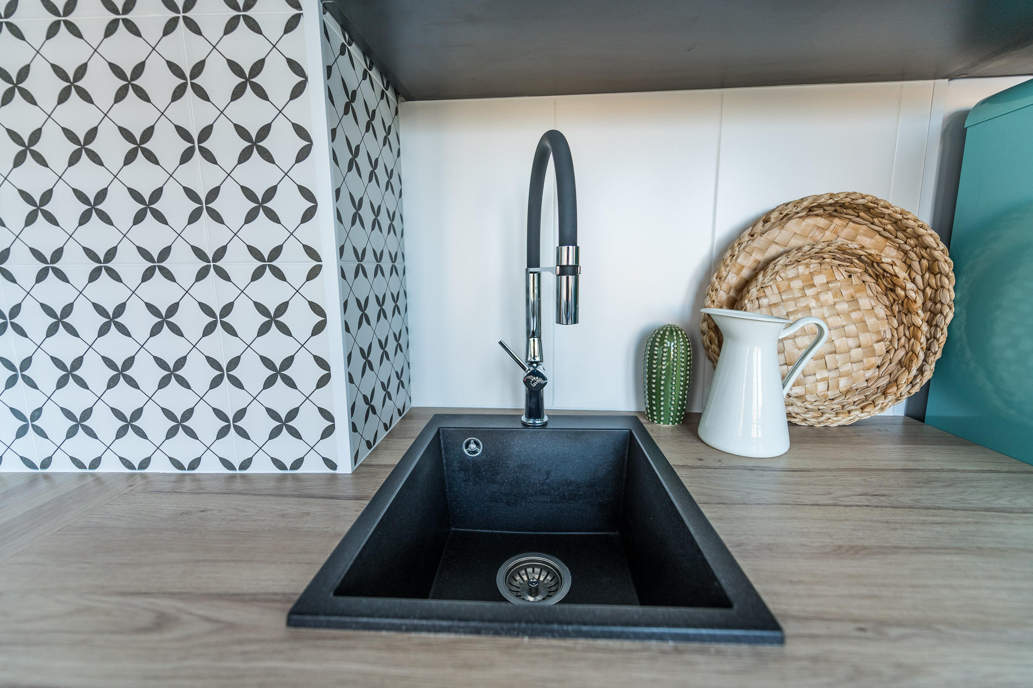 Laveo Pola bateria kuchenna stojąca z wylewką U szara/chrom BAP978D