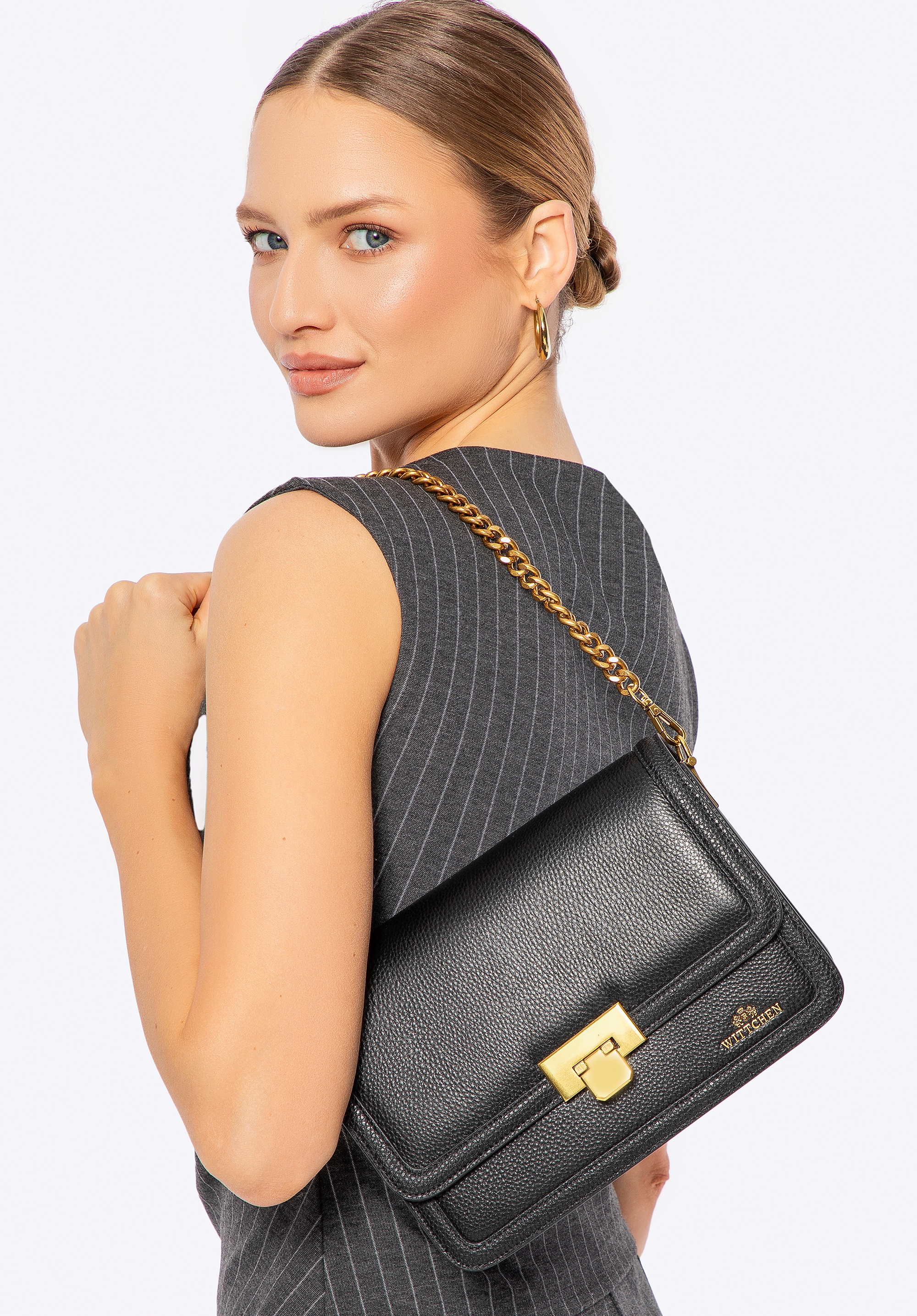 Skórzana torebka crossbody z łańcuszkiem czarna