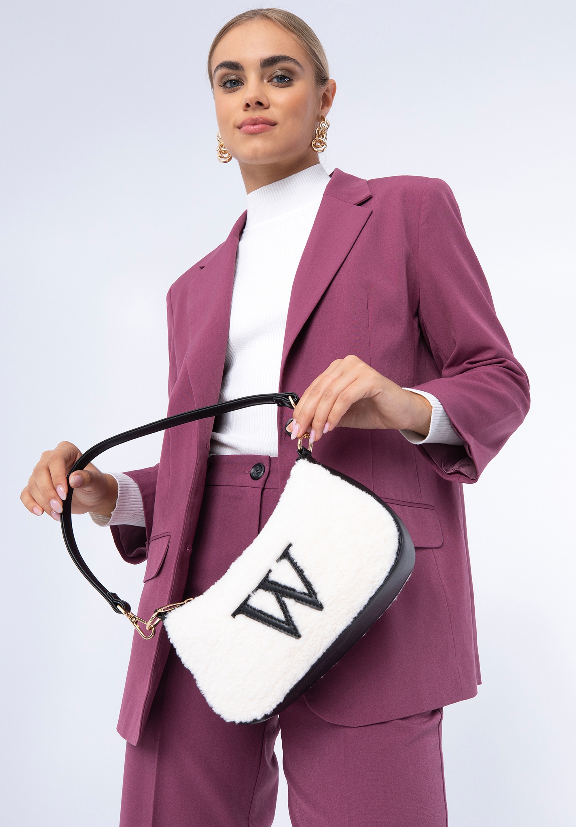 Torebka bagietka ze sztucznym futerkiem mała kremowo-czarna