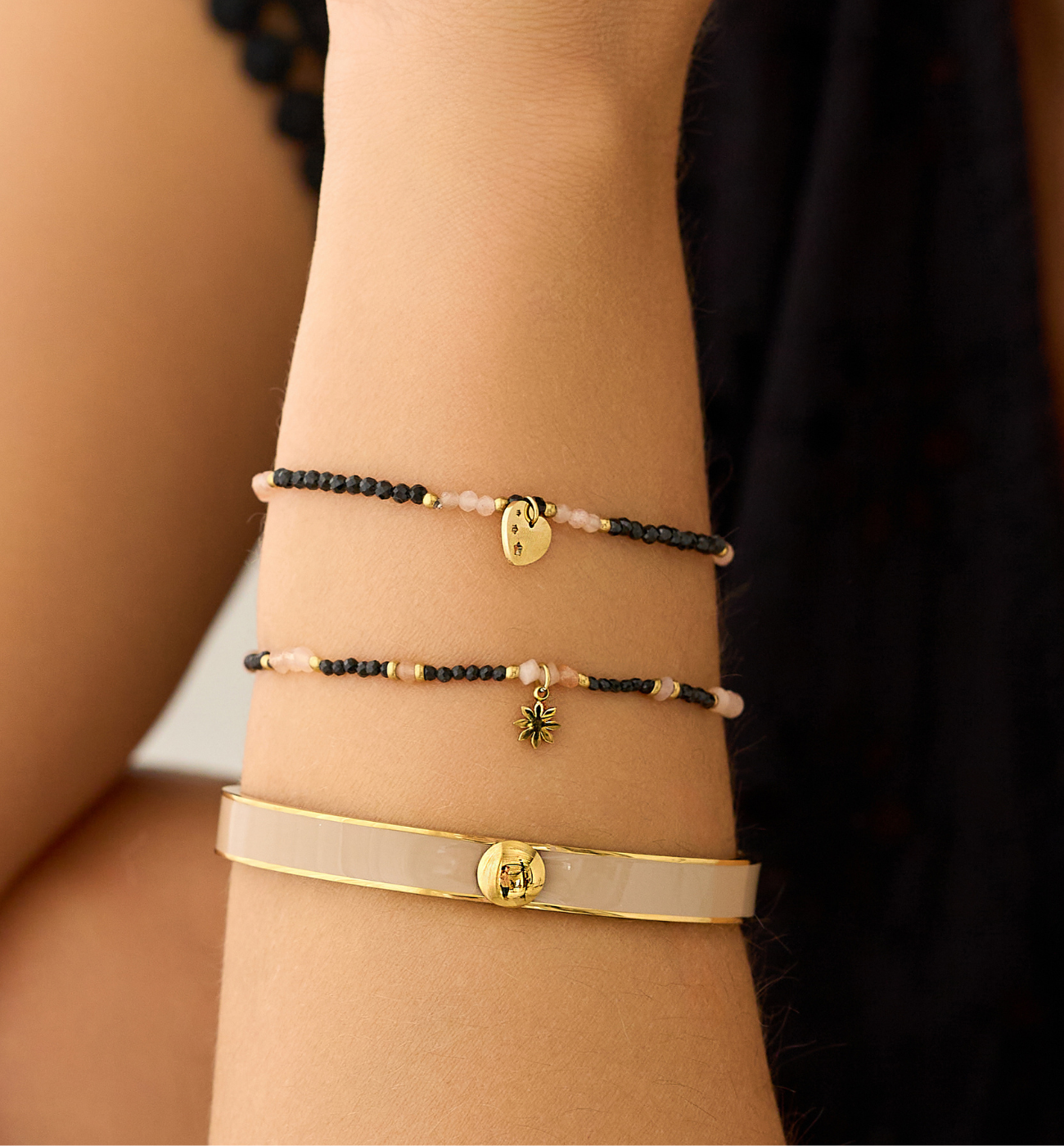 Bransoletka obręcz z beżową emalią Secret Garden BSA0694