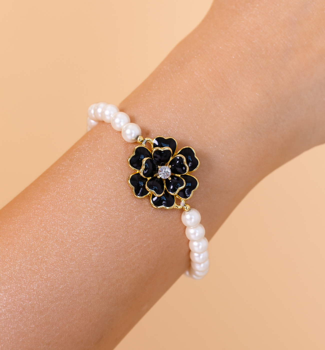 Bransoletka z perłami i czarnym kwiatkiem BSS0223