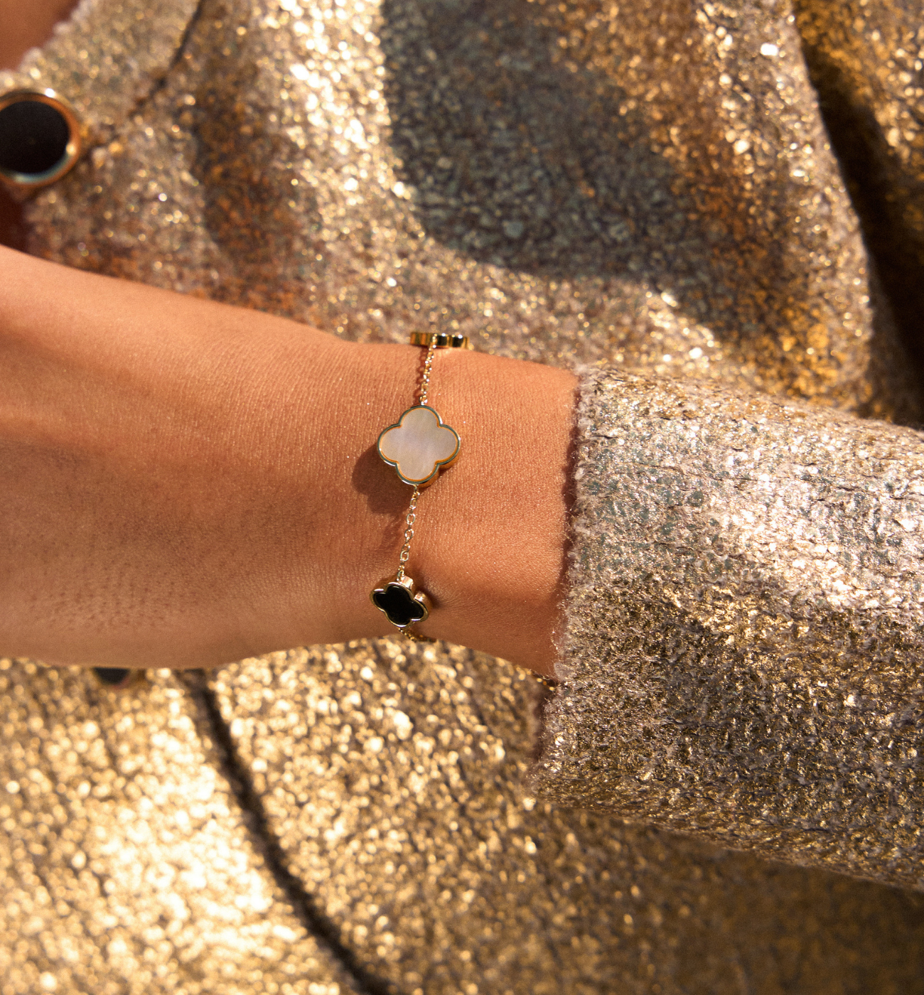 Bransoletka z czarnymi i perłowymi koniczynkami BSS0210 - By Dziubeka