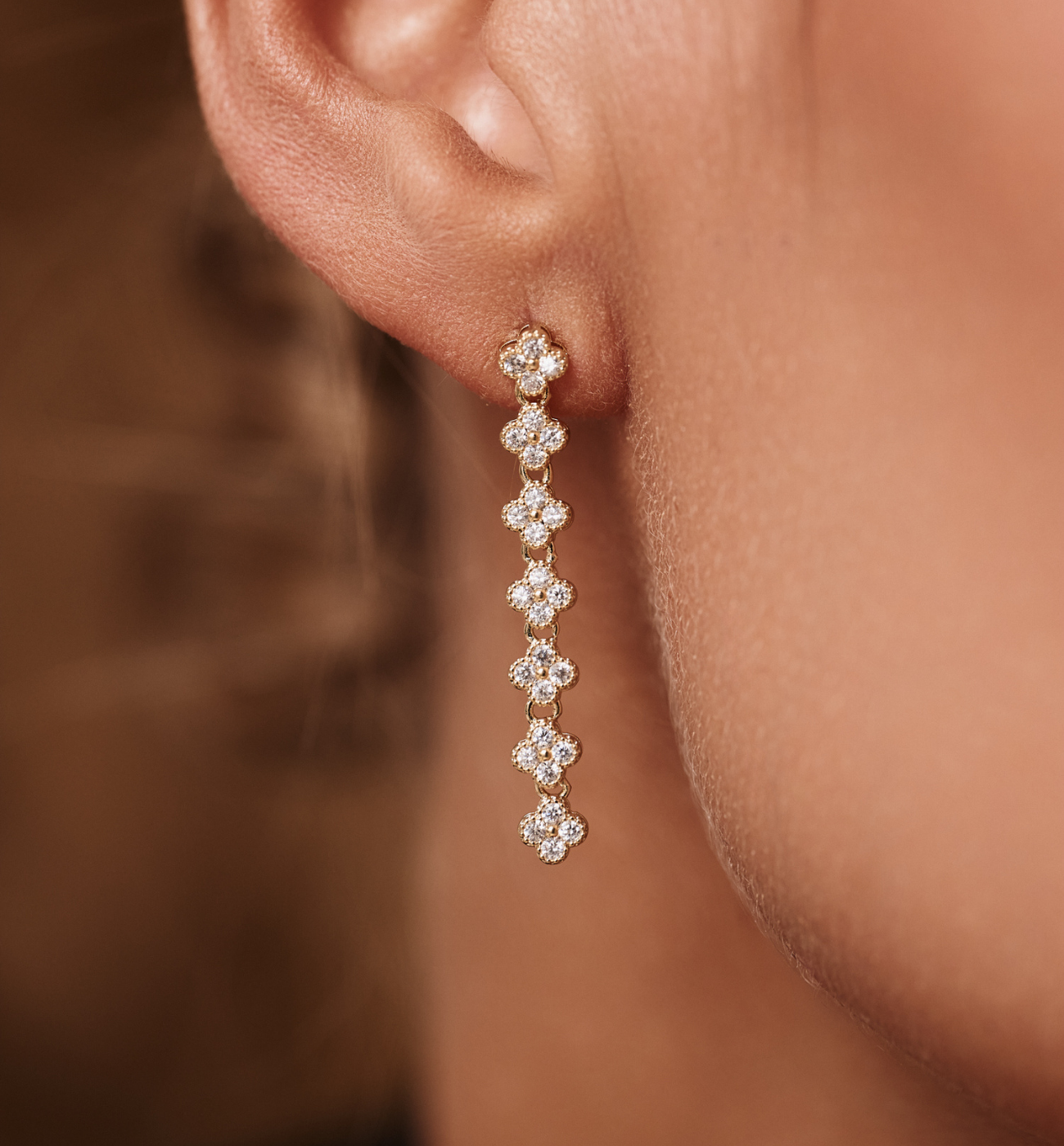 Kolczyki w formie złoconych, cyrkoniowych kwiatków KLU0139