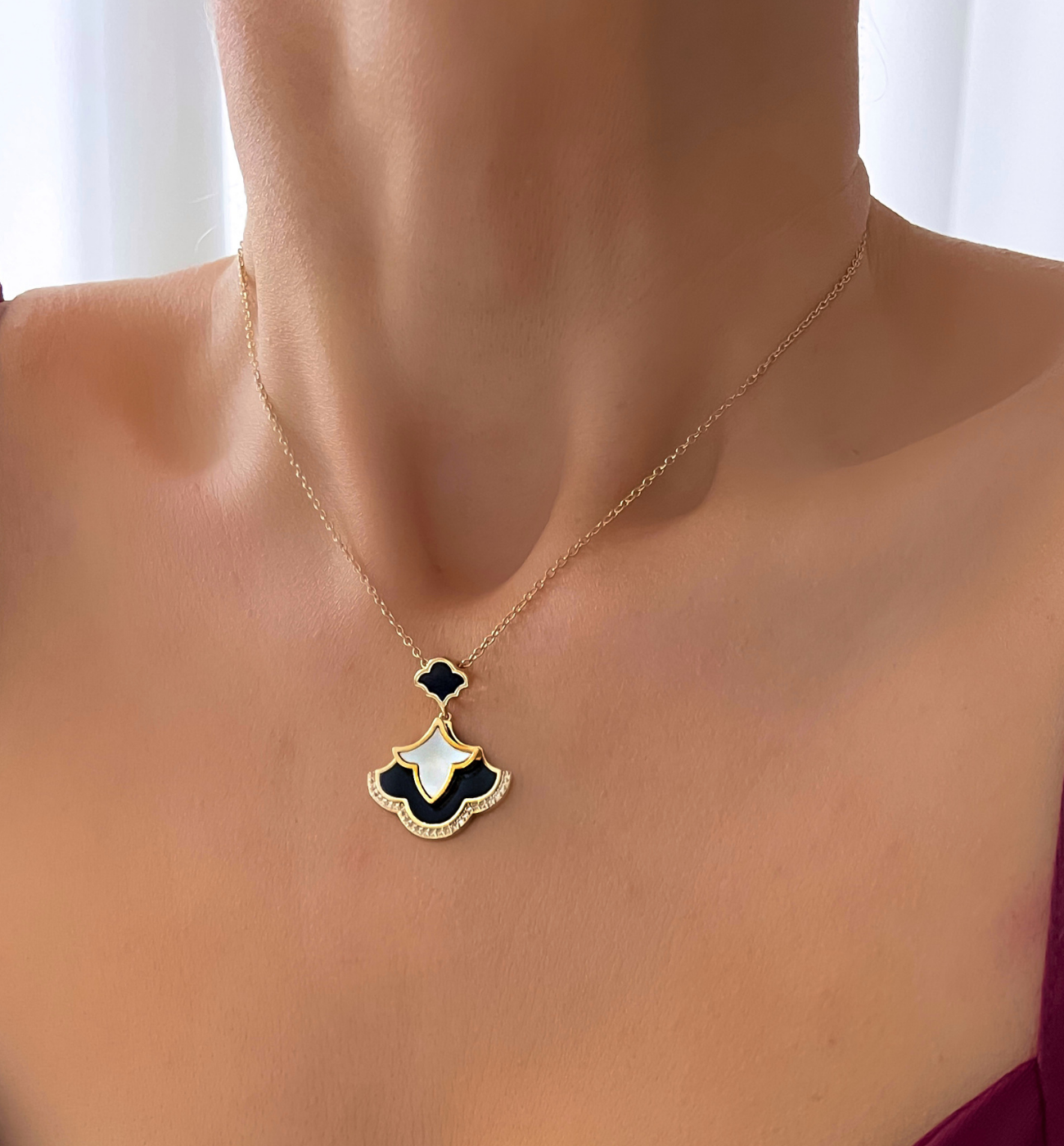 Naszyjnik z czarno białą zawieszką NLU0017