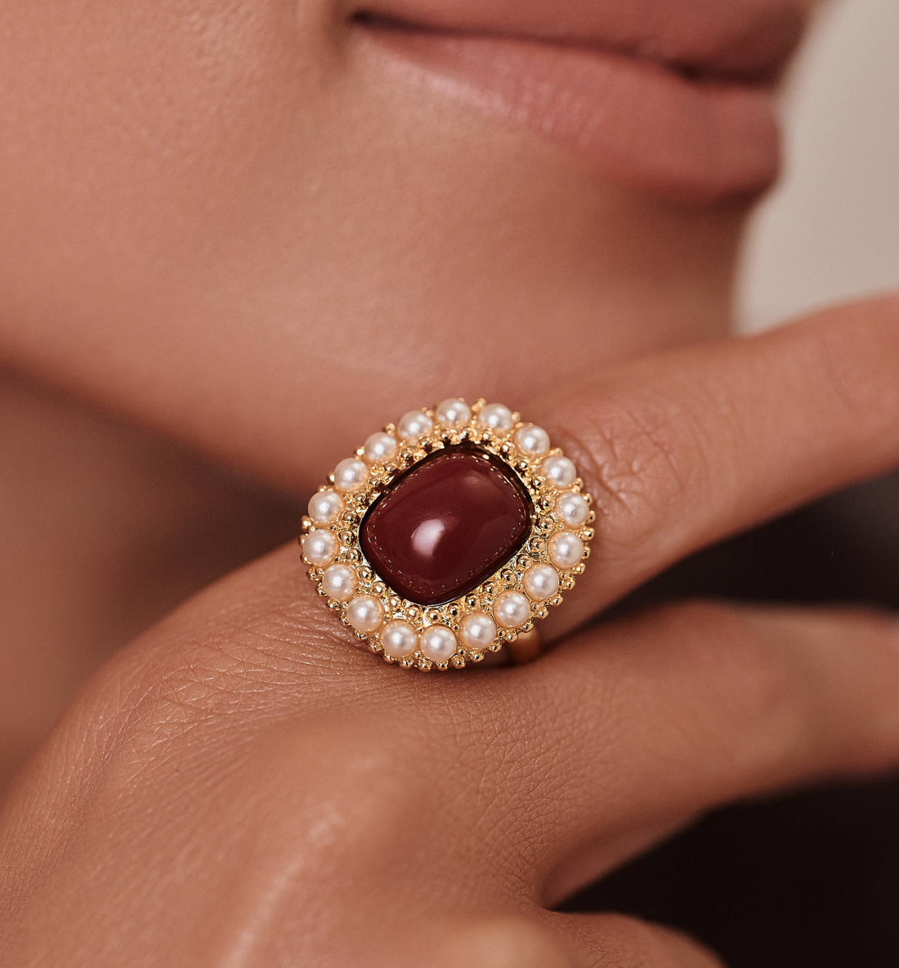 Pierścionek z bordowym kamieniem i perełkami PSS0193 - By Dziubeka