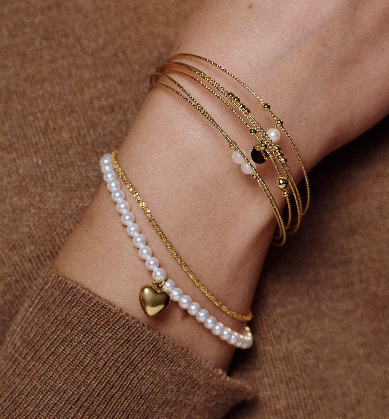 Zestaw złotych bransoletek z perełkami i sercem ZN0022 - By Dziubeka