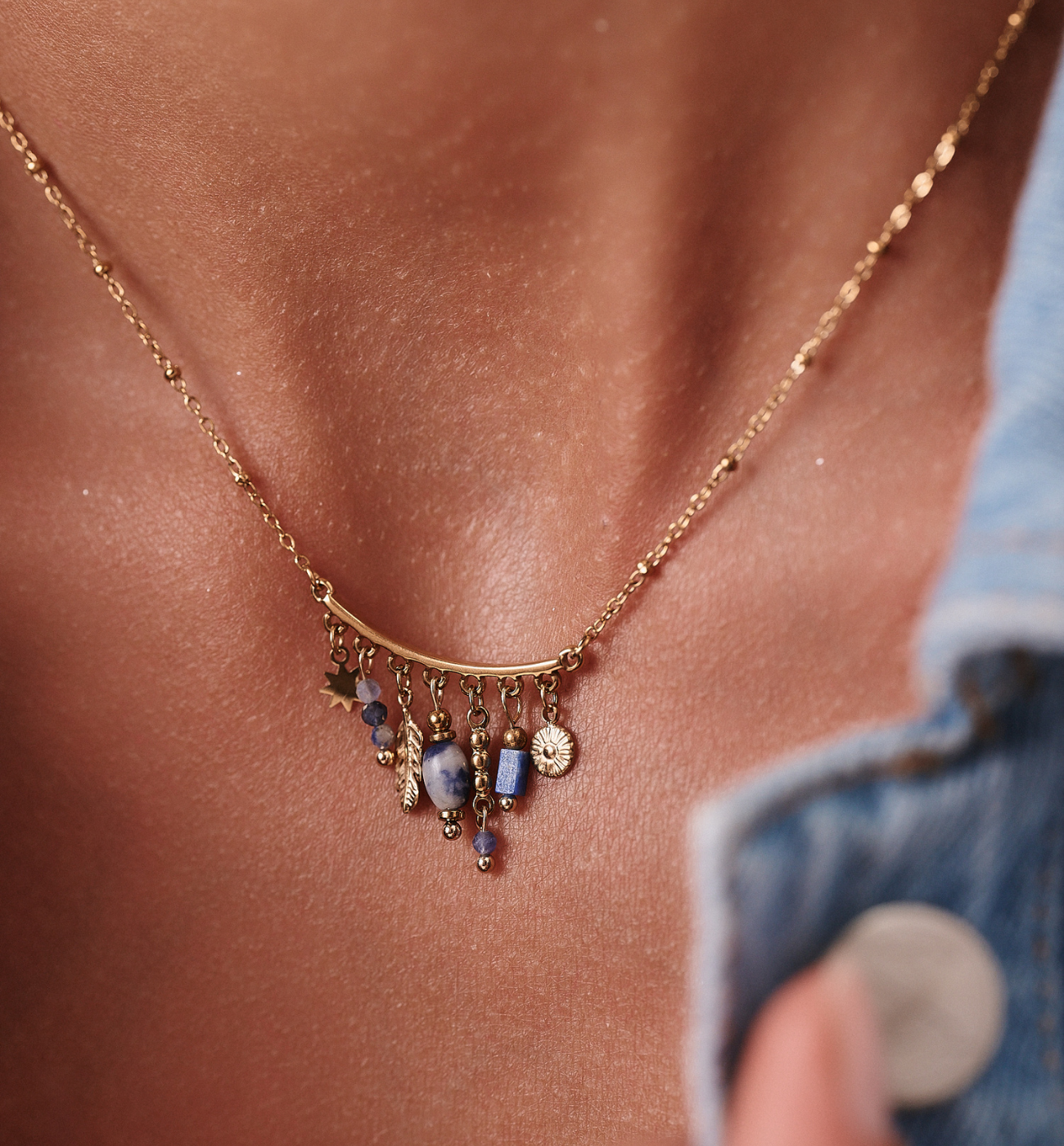 Naszyjnik z sodalitami i zawieszkami złoty NEA0035 - By Dziubeka
