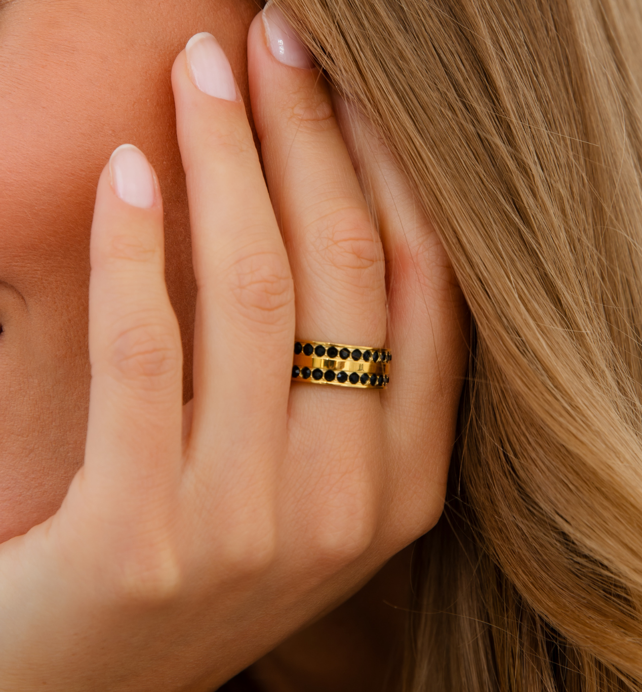 Pierścionek złoty z czarnymi cyrkoniami Arrosa PSA0567