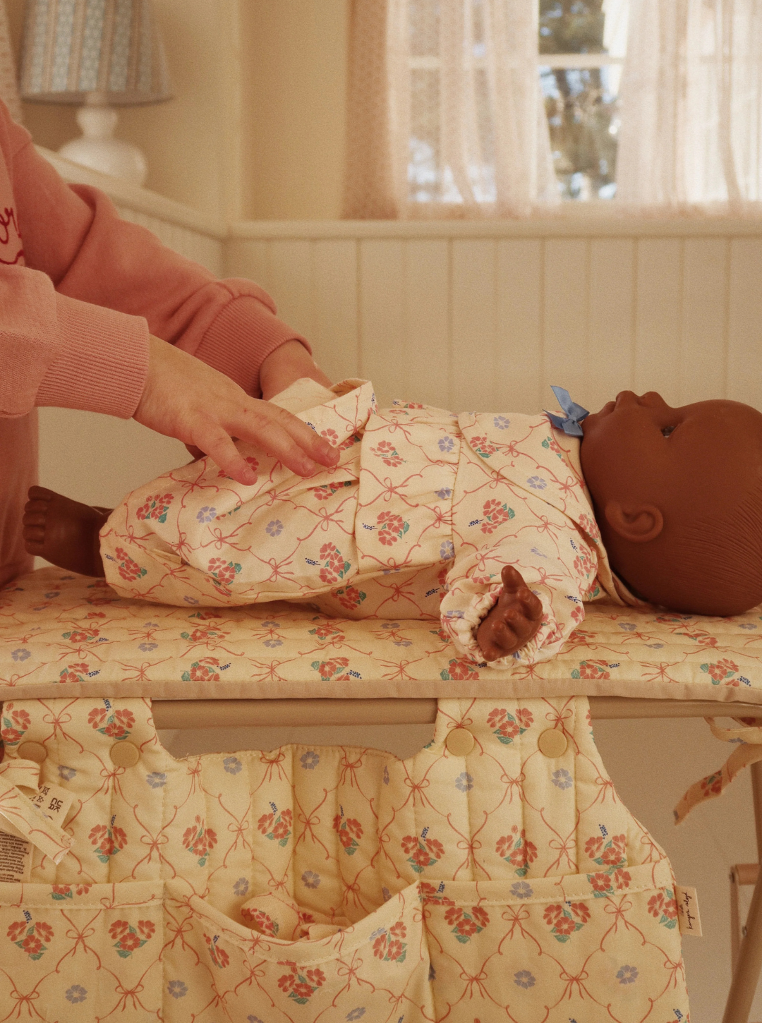 STOLIK DO PRZEWIJANIA LALEK FLEUR DECOR Konges Sløjd