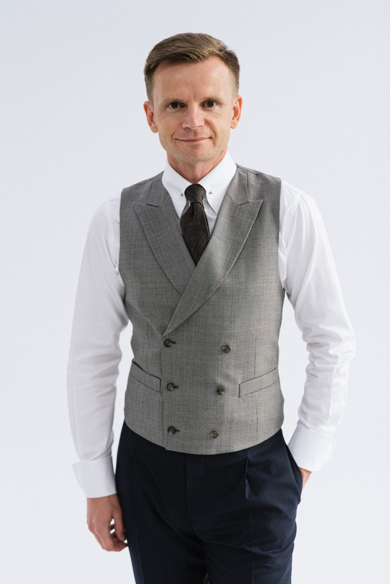 Szara kamizelka w czerwoną kratę księcia Walii, dwurzędowa, wełniana