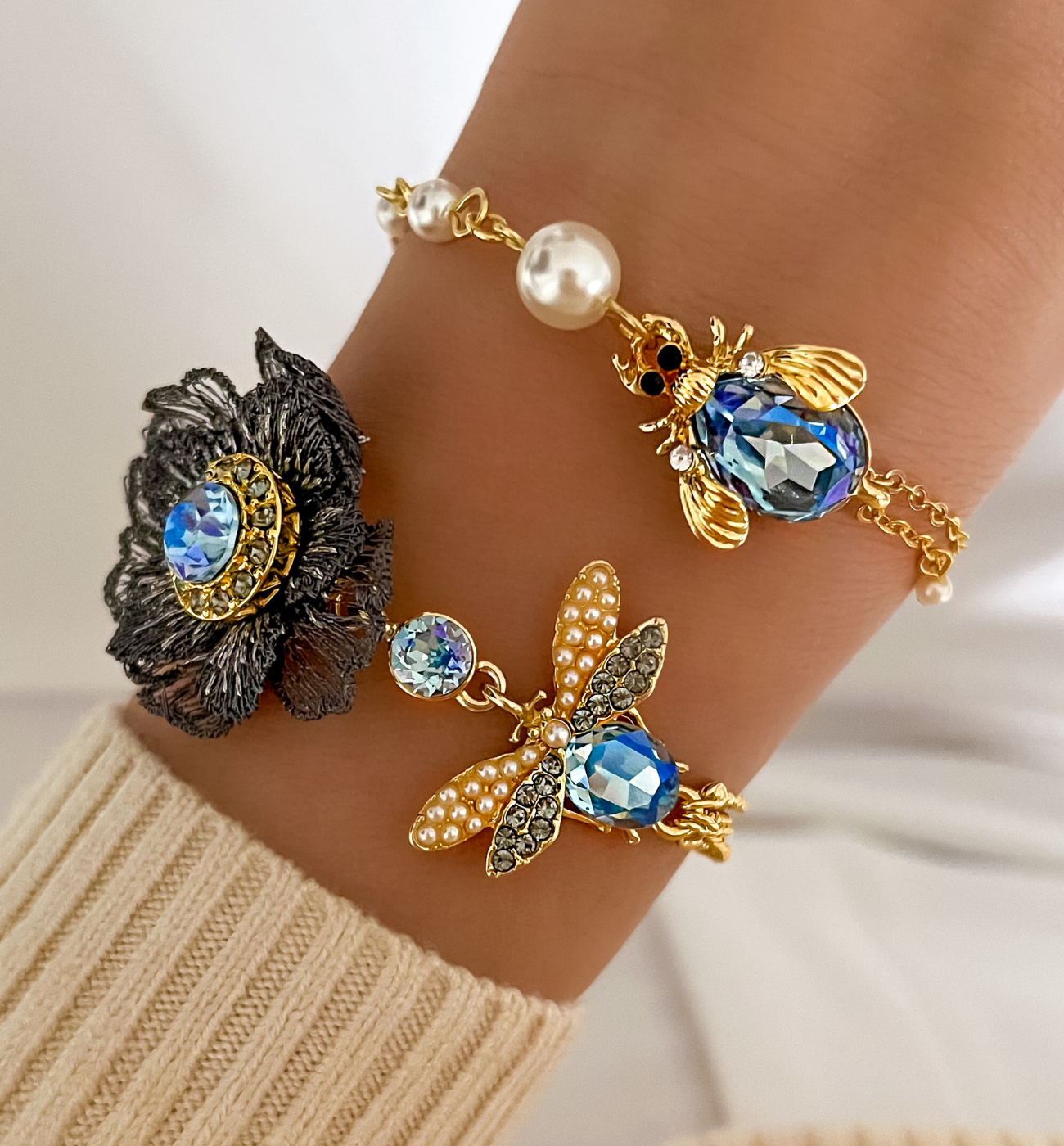 Bransoletka z owadem i kwiatem niebieska Siri - By Dziubeka