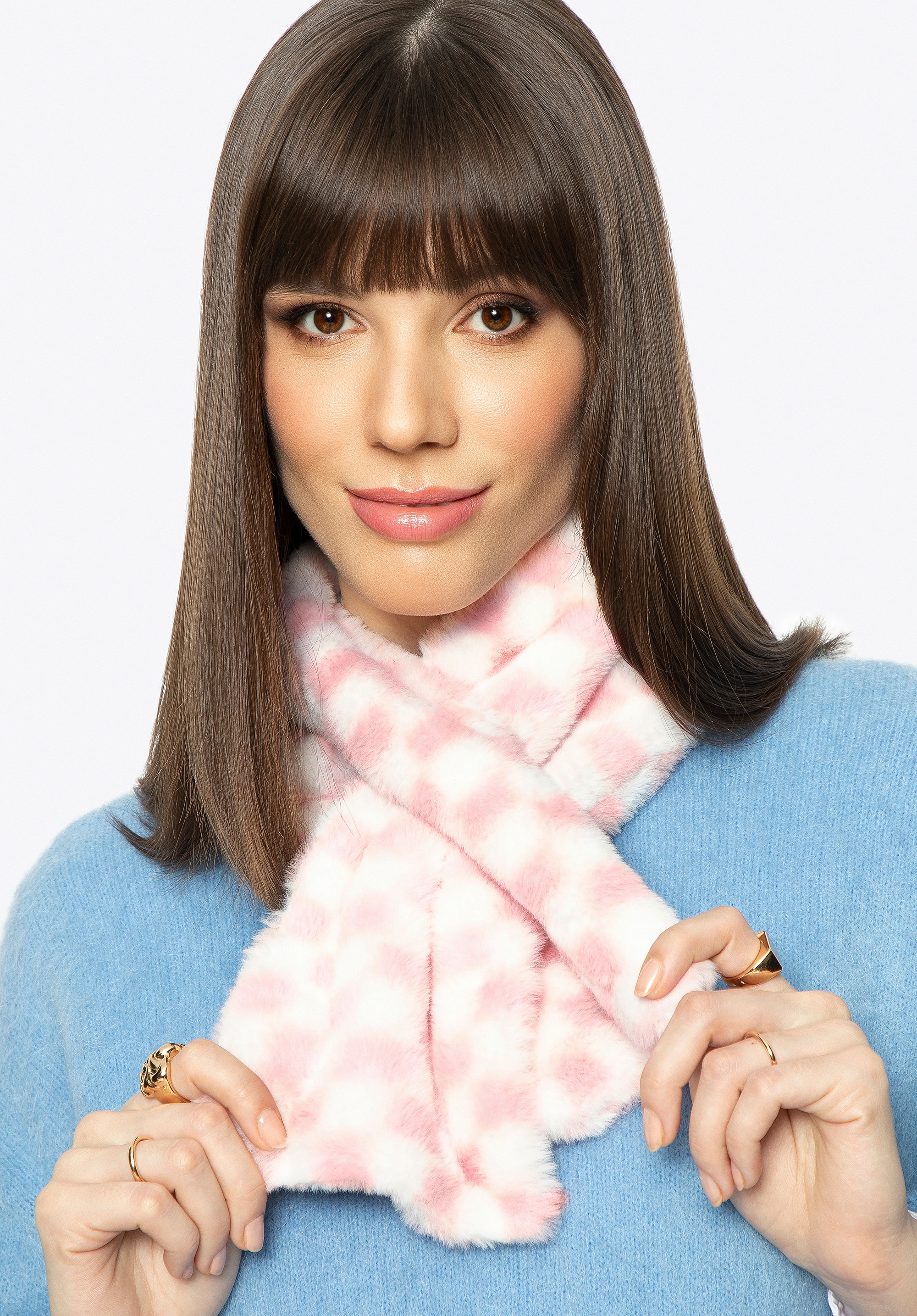 Damski szal ze sztucznego futerka w kratkę różowo-biały