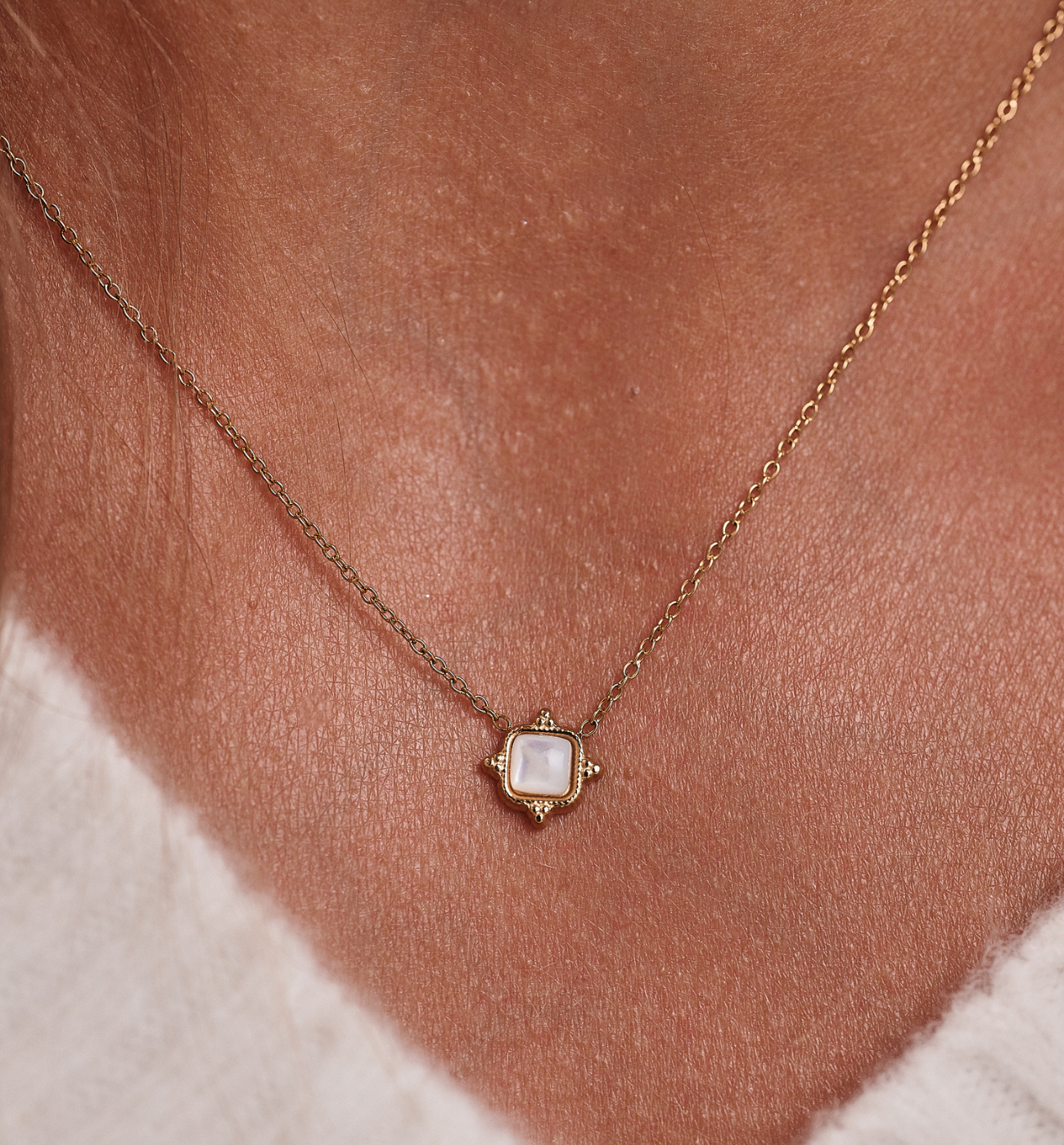 Naszyjnik delikatny złoty z masą perłową NEA0024 - By Dziubeka