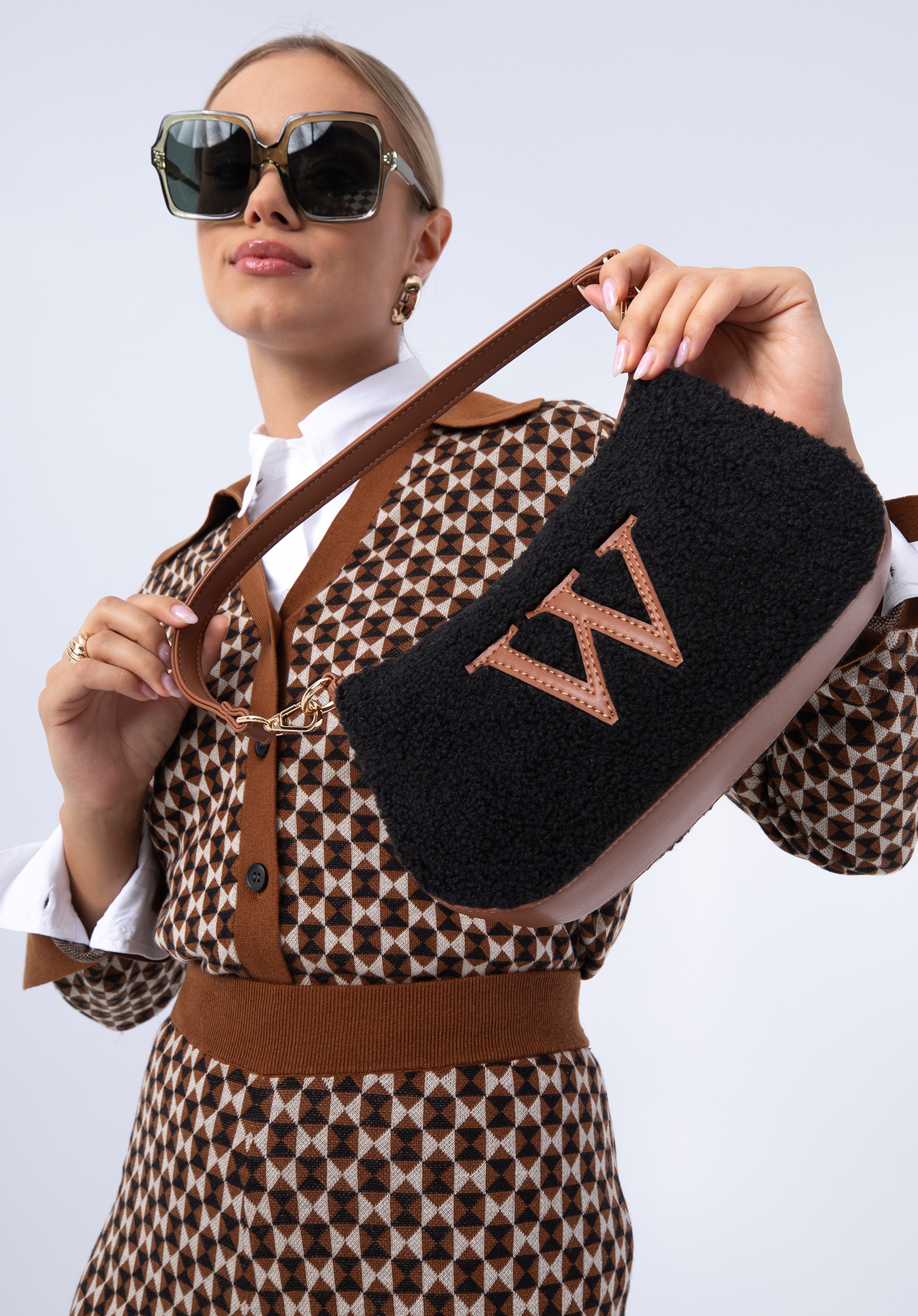 Torebka bagietka ze sztucznym futerkiem mała czarno-brązowa