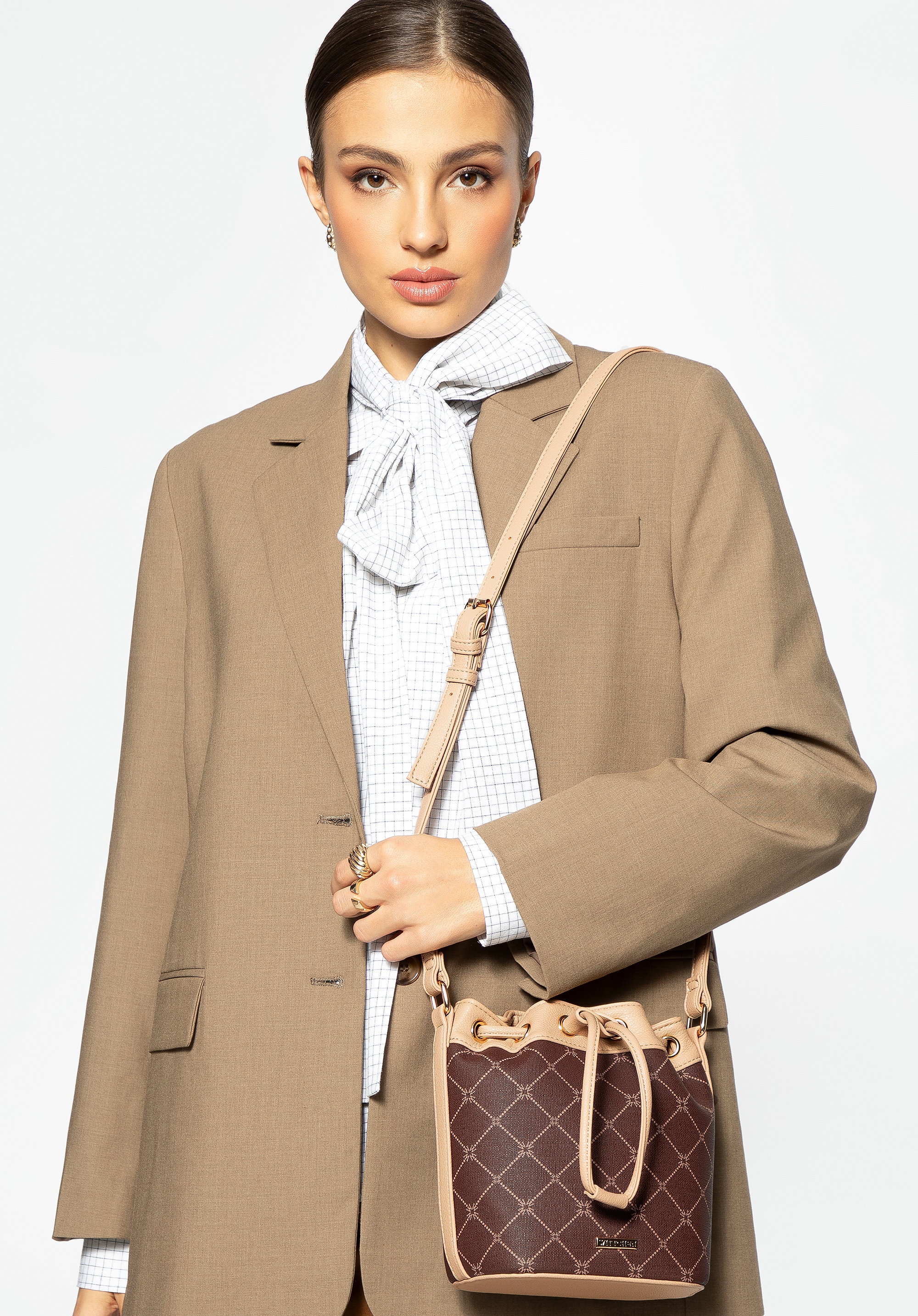 Torebka typu worek z ekoskóry w monogram brązowa