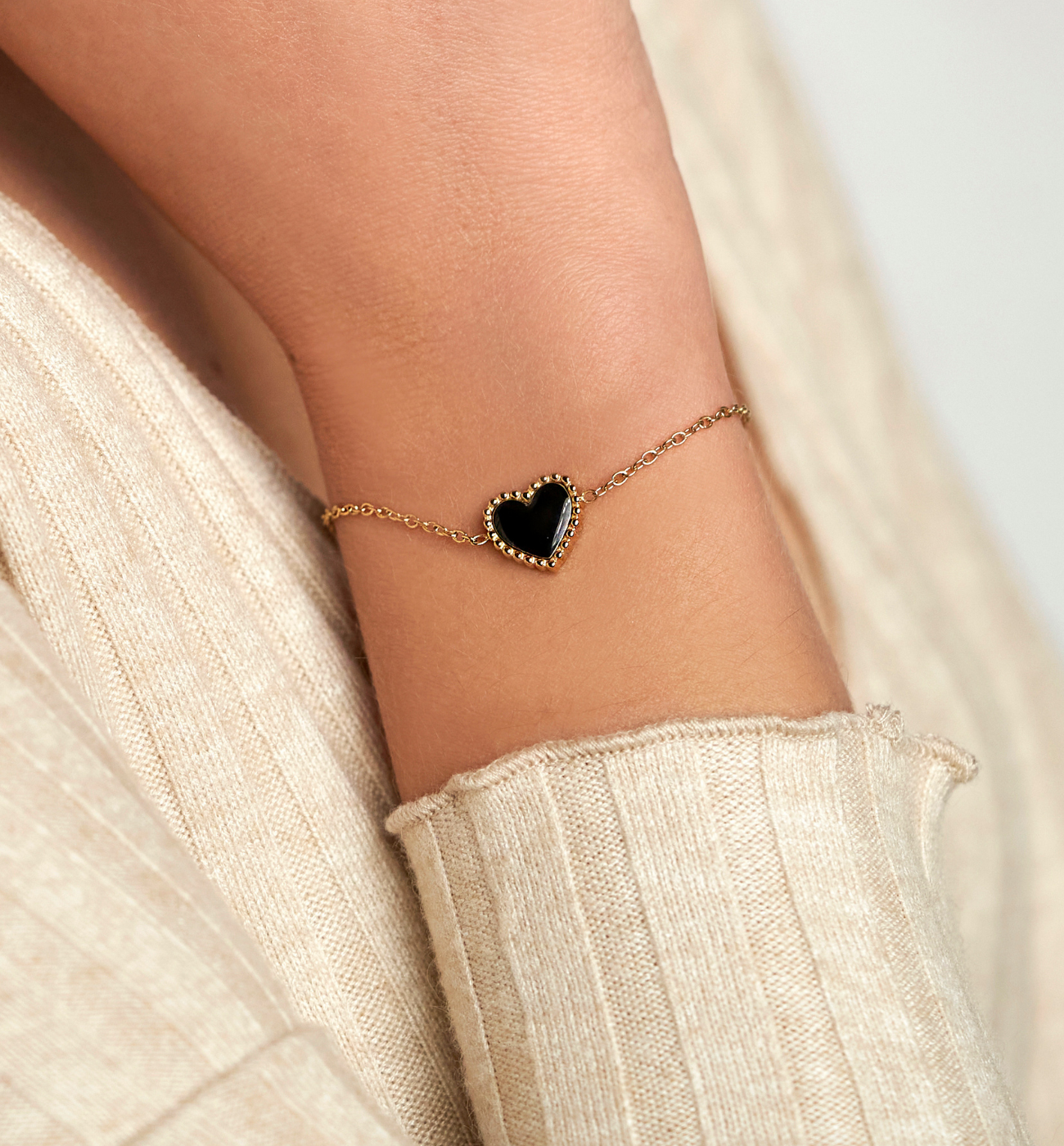 Bransoletka złota z sercem i czarną emalią Enamel Heart - By Dziubeka