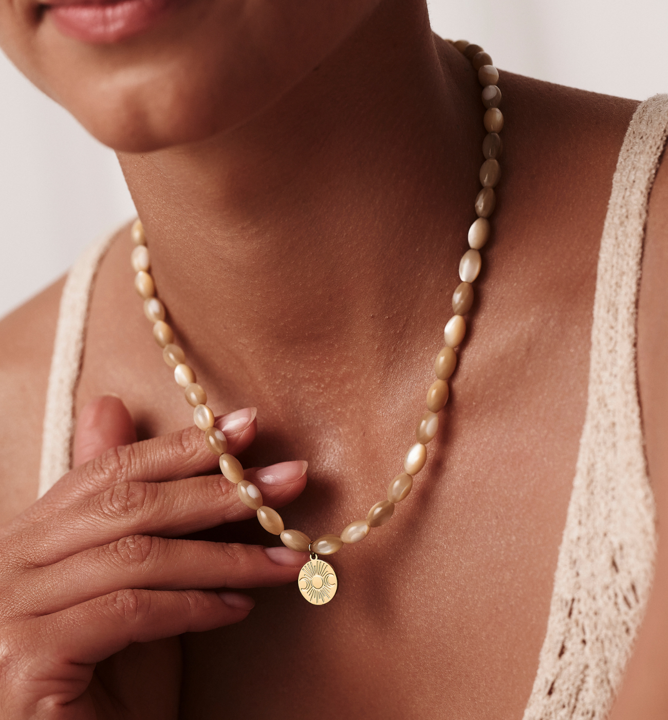 Naszyjnik beżowy z okrągłą zawieszką - By Dziubeka