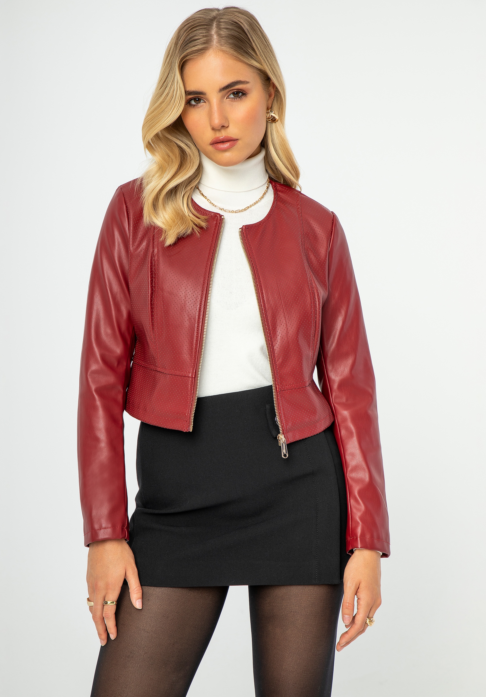 Damska kurtka z perforacjami czerwona