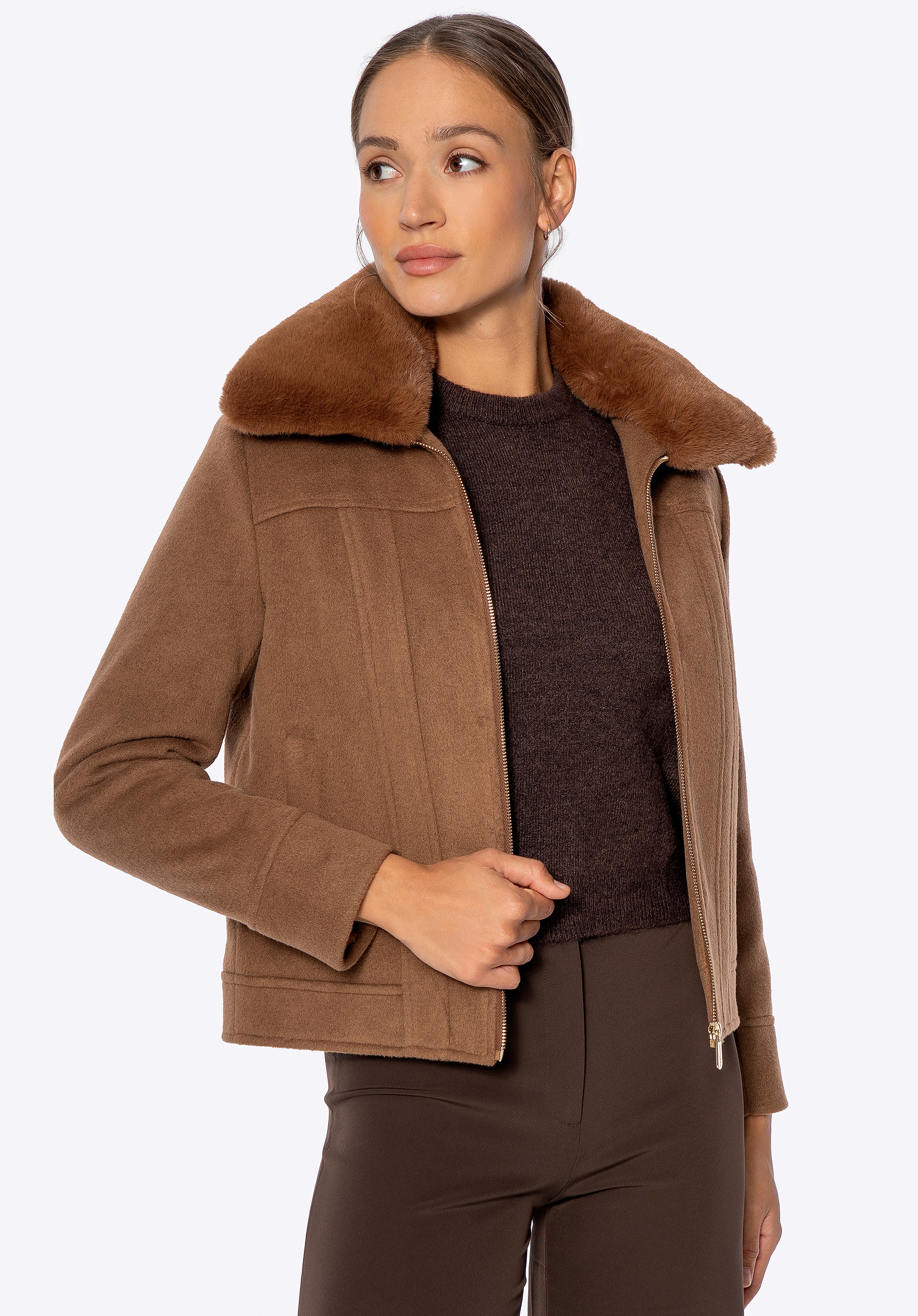 Krótka kurtka z odpinanym sztucznym futerkiem brązowa