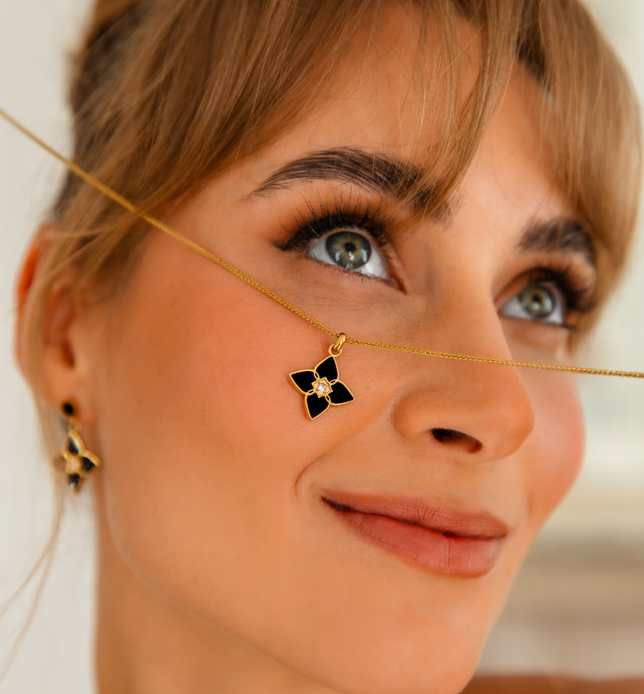 Naszyjnik z koniczynką i czarną emalią złoty - By Dziubeka