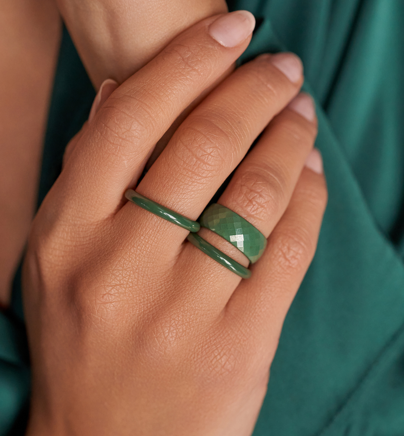 Obrączka z ceramiki zielona fasetowana Feminine PFE0060