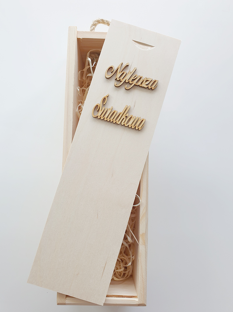 Skrzynka, pudełko drewniane na wino z wełną i napisem Najlepsza Świadkowa