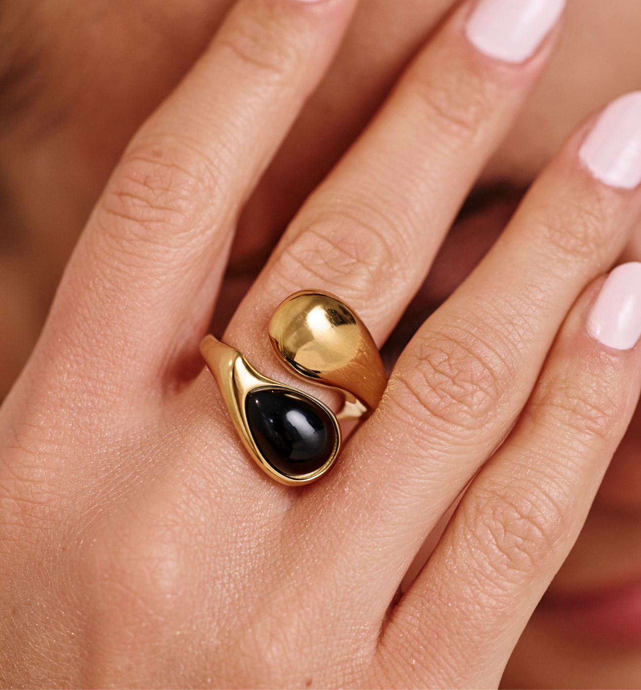 Pierścionek krople z czarnym agatem złoty PSY0158 - By Dziubeka