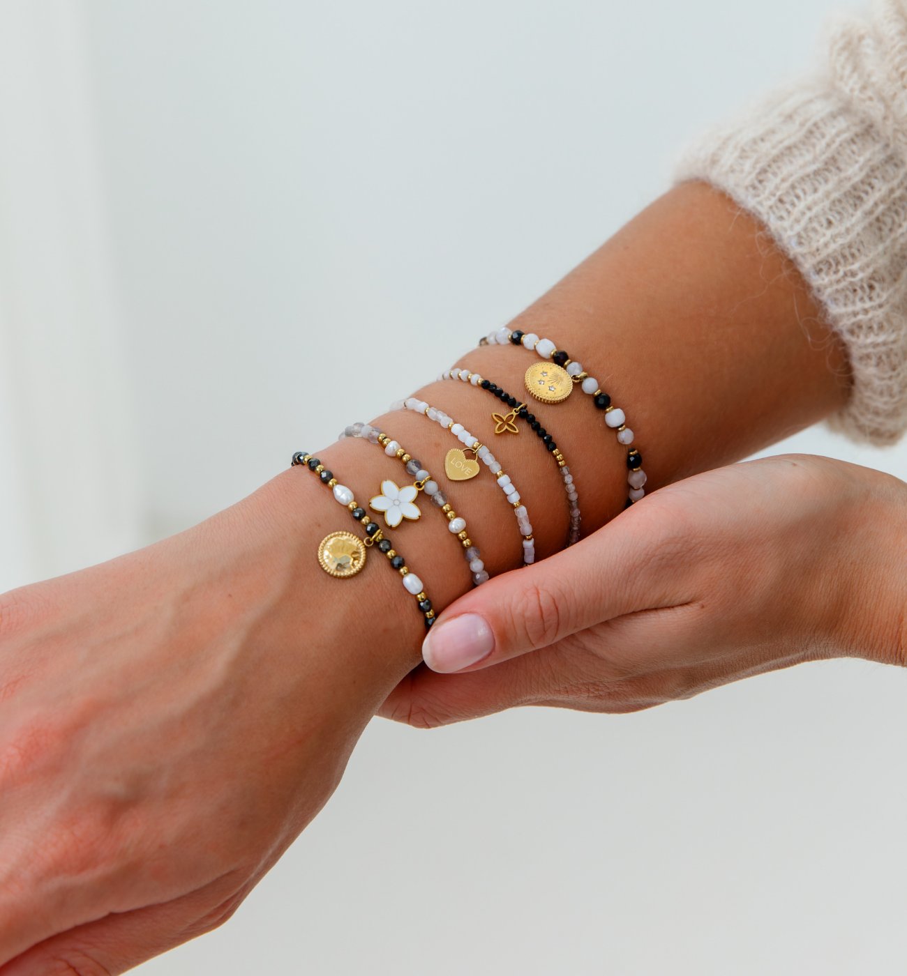 Zestaw białych i szarych bransoletek Z0337 - By Dziubeka