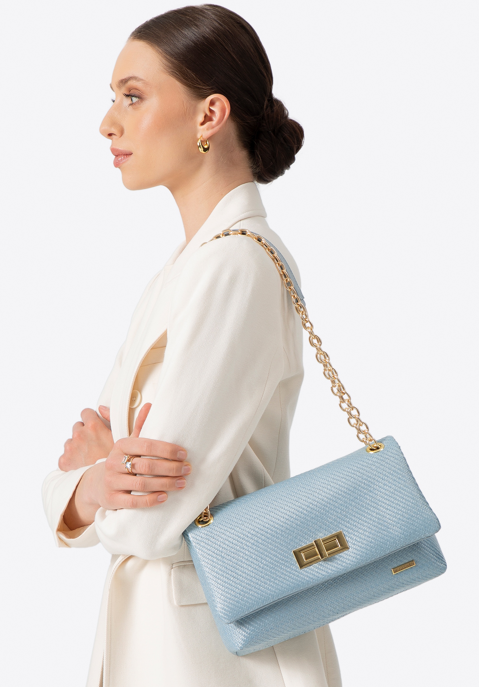 Damska crossbody z plecionki na łańcuszku niebieska