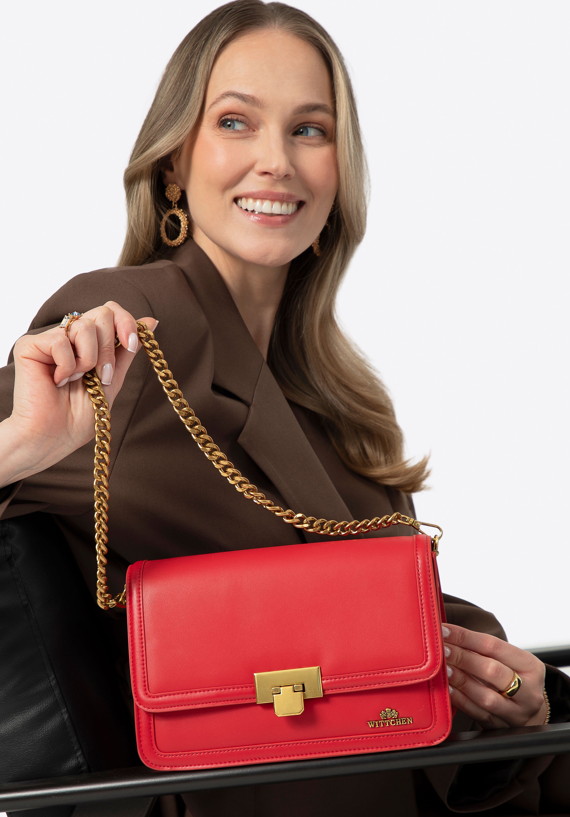 Skórzana crossbody z odpinanym łańcuszkiem czerwona